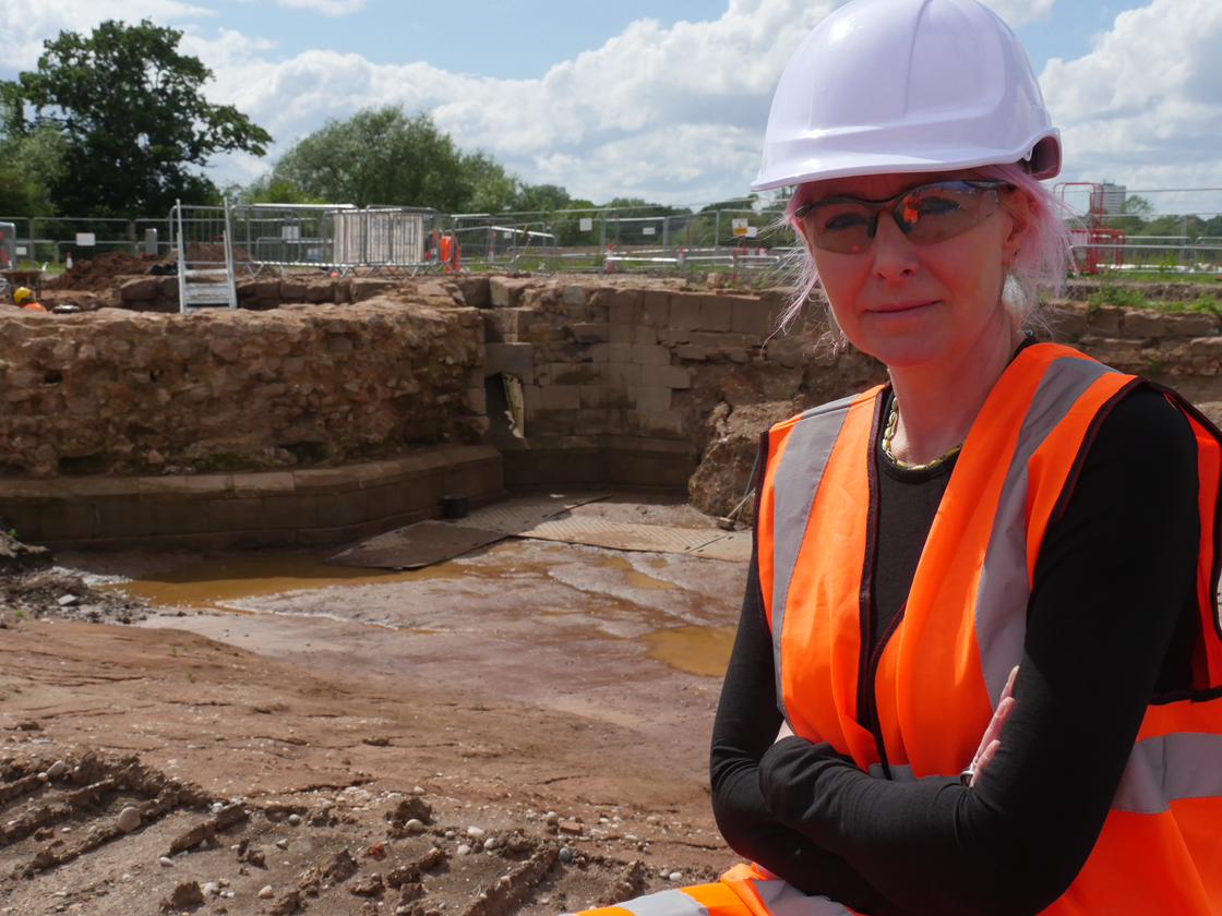 Professor Alice Roberts at Coleshill Manor Digging for Britain
