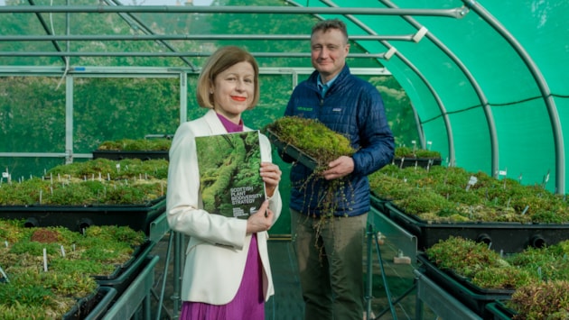 Scotland sows the seed to save the nation’s plants: Royal Botanic Garden Edinburgh Regius Keeper, Professor Julia Knights and NatureScot Chief Executive, Nick Halfhide. Copyright: Tony Marsh Photography