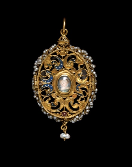 Pendant with miniatures of Mary, Queen of Scots and James VI, late 16th century. Photo © National Museums Scotland