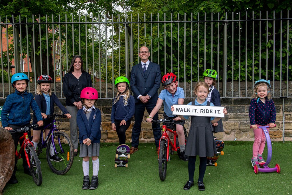 Walk it Ride it Chapel Allerton school: Chapel Allerton school children joined by headteacher Nicholas Sykes and Leeds City Council's executive member for infrastructure and climate Cllr Helen Hayden.