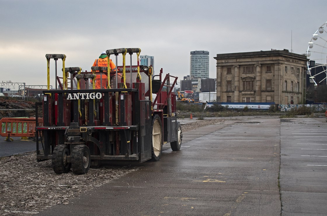 Breaking of the slab at Curzon Street (November 2018): Curzon Street, breaking, slab, digger, construction

Internal asset No. #5920