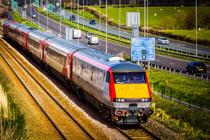 Trenau intercity Caerdydd-Caergybi: Delwedd: Robert Mann