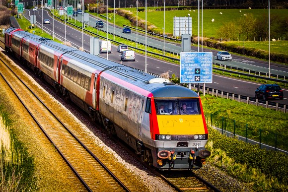 Trenau intercity Caerdydd-Caergybi