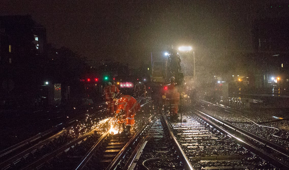 London Victoria - working in the rain: Cutting out at rail in the rain at London Victoria