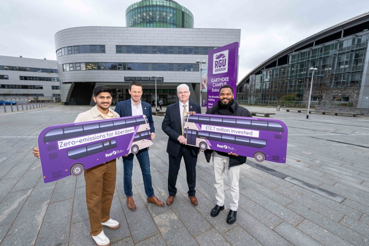 Duncan Cameron, First Bus, Bill Sommerville, Robert Gordon University and students (2)