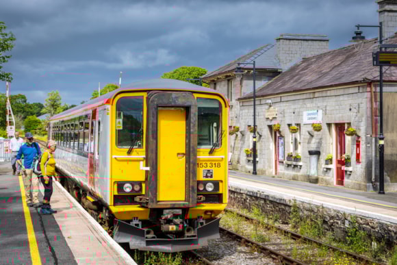  MG 2940 - Walkers joining the train at Llandovery station