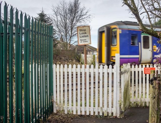 Holts Lane footpath crossing information event: Holts Lane footpath crossing