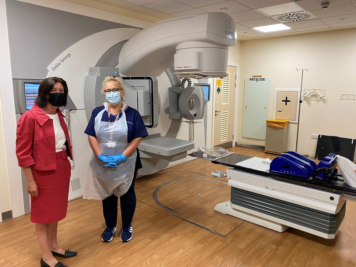 Minster Eluned Morgan with imaging lead radiographer Nia O'Rourke