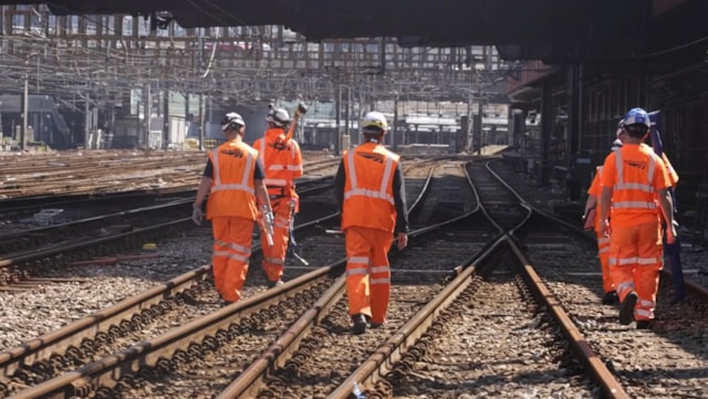 ORR accepts Network Rail’s robust plan to improve train performance across Wales and Western: Network Rail engineers working on track - Wales & Western