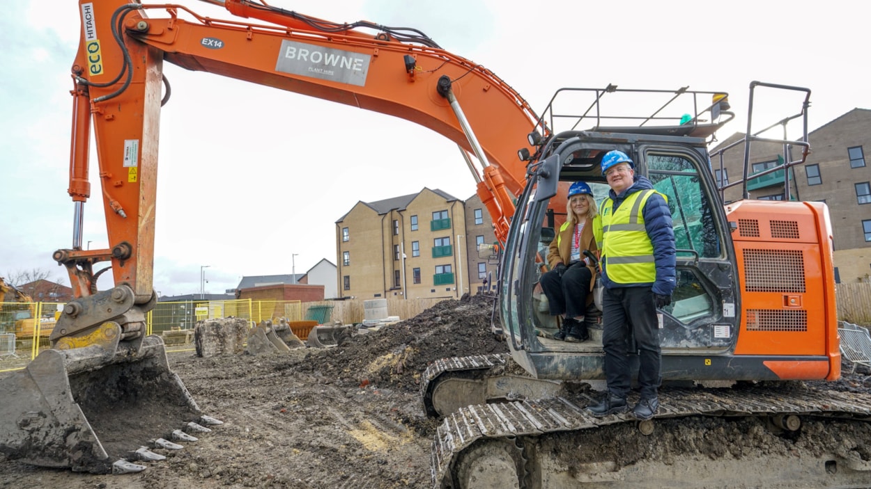 Housing 1: Councillor James Lewis, the leader of Leeds City Council, and Councillor Jess Lennox, the council’s executive member for housing, visit the Brooklands Avenue building site.