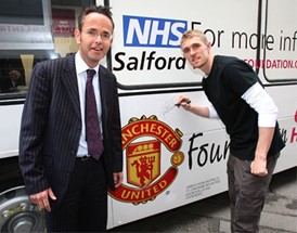 Health Drive takes to the road with Arriva and Manchester United FC: Mike Cooper, managing director, Arriva UK Bus, with Darren Fletcher (signing the bus) of Manchester United FC at the launch event.