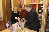 First Minister visits Edinburgh foodbank: First Minister Visits Foodbank