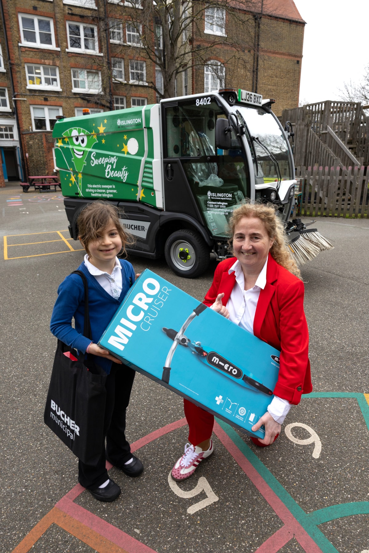 Council Leader Cllr O'Halloran and a student from Thornhill Primary school