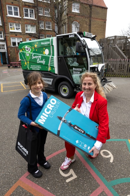 Council Leader Cllr O'Halloran and a student from Thornhill Primary school
