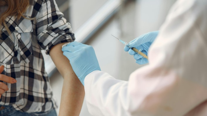 Winter vaccine: Image shows a medical professional about to administer an injection into a patient's upper arm.