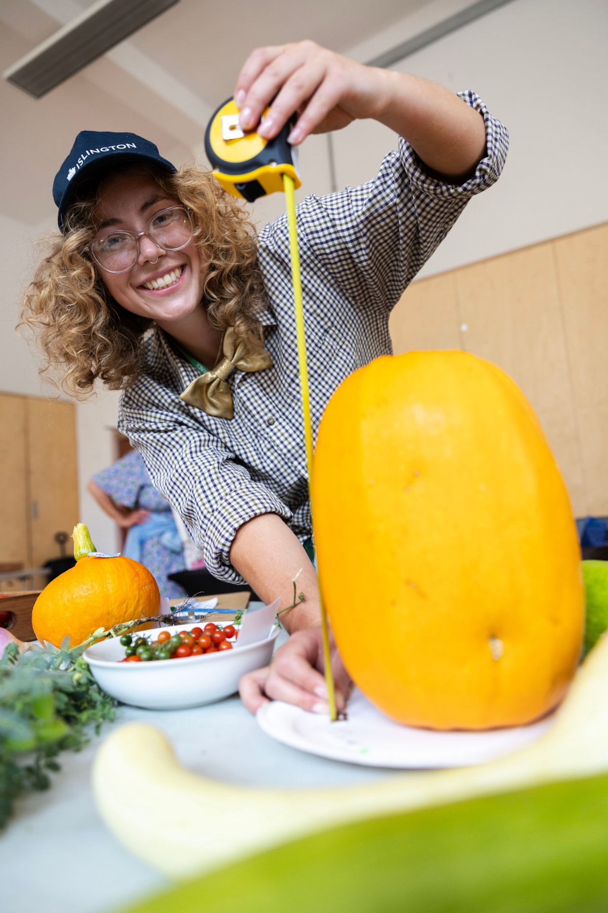 Judge Azalea measuring a squash