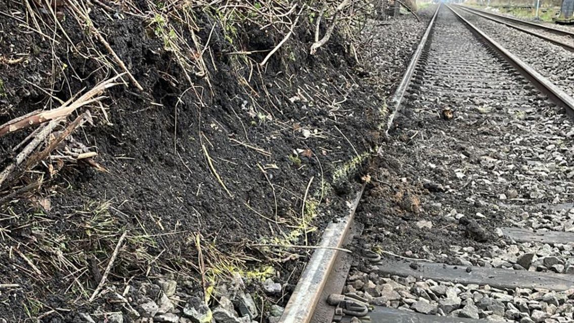 Passengers urged to check before travelling as landslip causes travel disruption between Birmingham and London: Rugby landslip