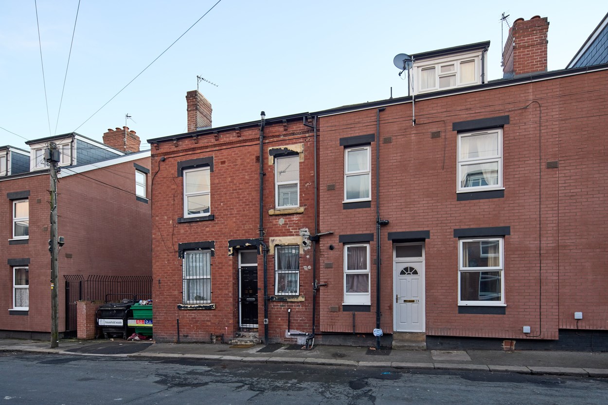Whole-house retrofit in Holbeck: In Holbeck, 153 homes have recently been retrofitted by Leeds City Council. These whole-house upgrades have saved residents around £350-£400 on energy bills and cut the city’s carbon footprint by 1,450 tonnes. 143 more properties (including 30 council homes) will receive the same treatment by March 2022, improving energy efficiency and ensuring warmer, healthier homes for residents.