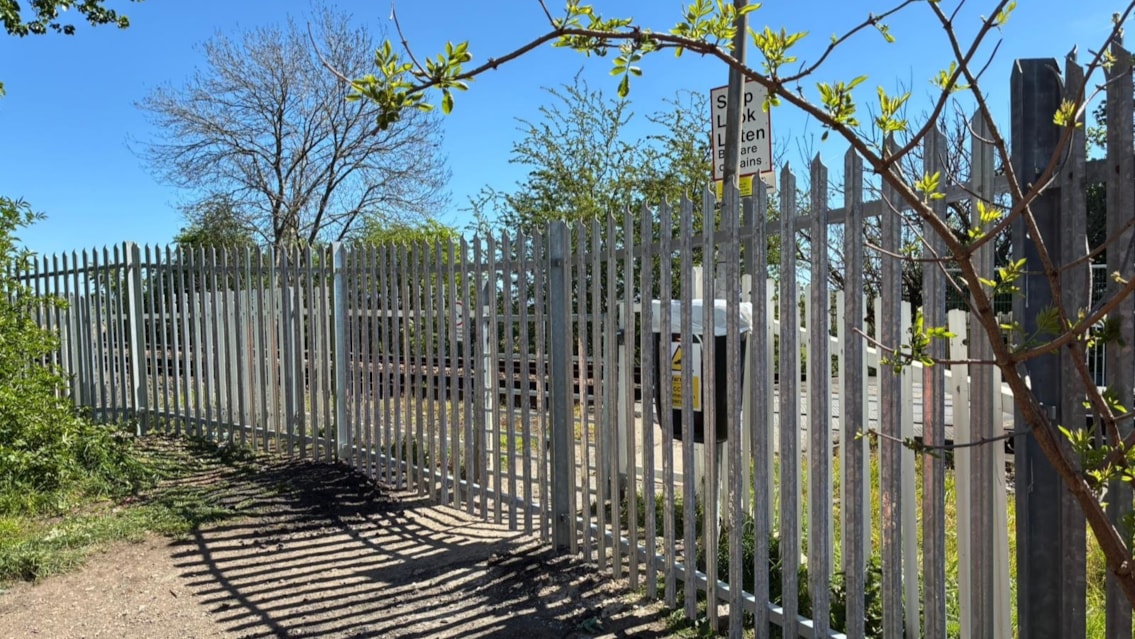 Sportsfield level crossing 2 cropped