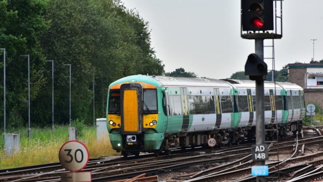 A Southern train approaching Tonbridge station: A Southern train approaching Tonbridge station