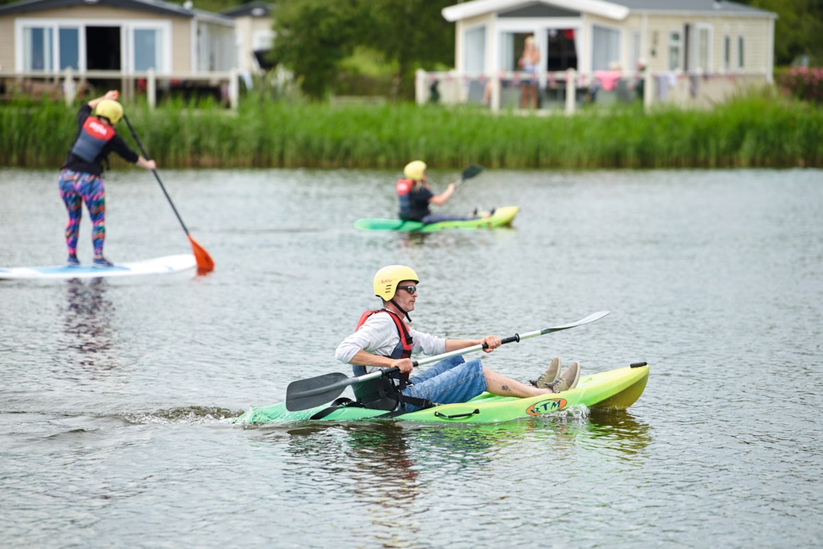 la lake paddleboarding kayaking 01 2022