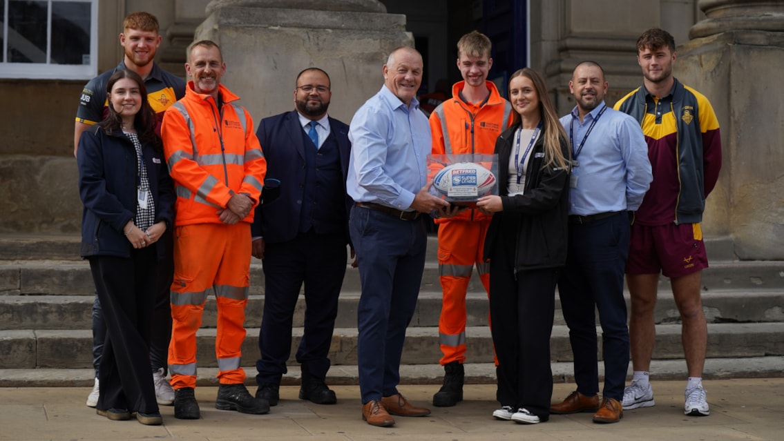 ‘Giant’ strides: halfway mark reached in Huddersfield station closure: Huddersfield Giants Visit