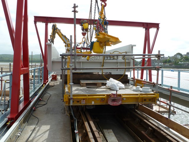 Road/rail vehicle working in conjunction with gantry cranes