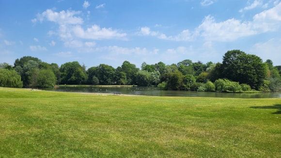 Top tips for staying safe in the warm weather from Hertfordshire health experts: Hot weather Hertfordshire