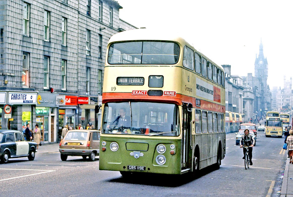 Historic buses in Union Street