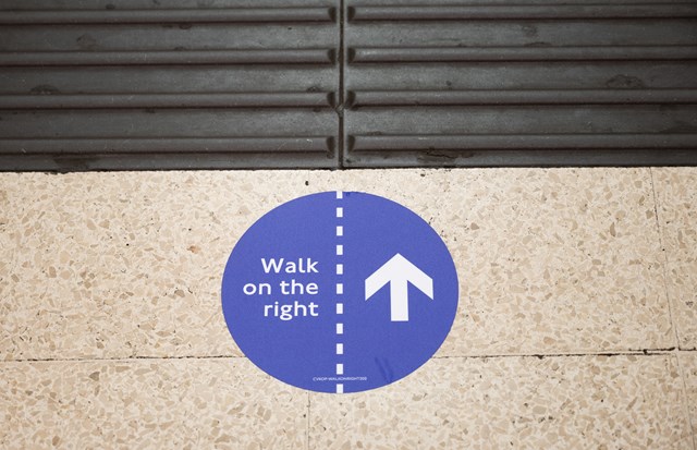 TfL Image - Station Floor sign walk on the right