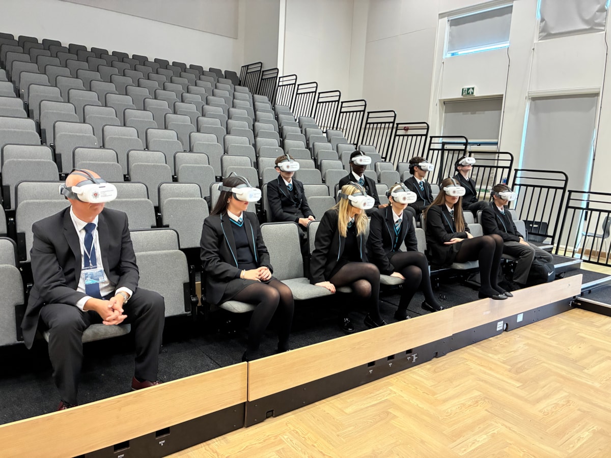 24-09-26 Transport Minister using VR Headsets with Sixth Formers at Tonyrefail Community School 1