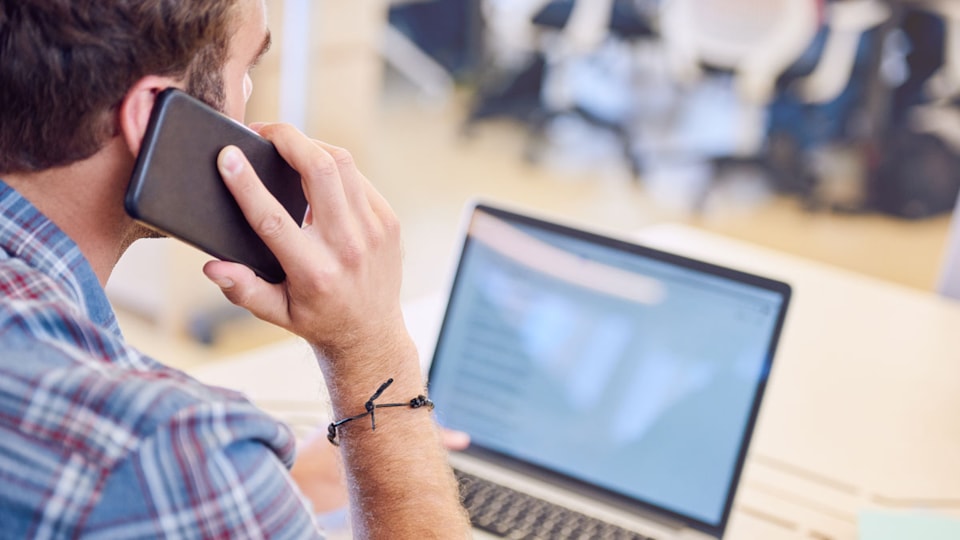 Man calling with laptop (image)