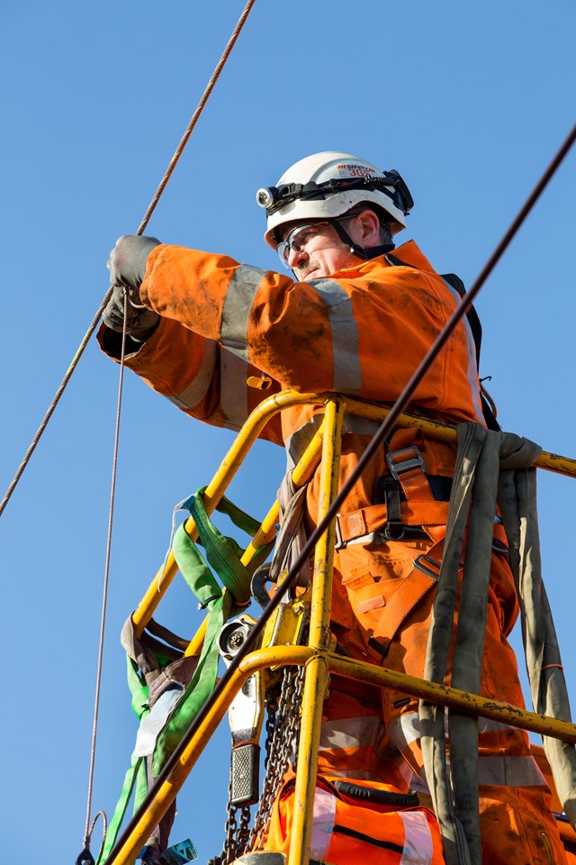 Overhead line upgrades at Romford December 2015-4