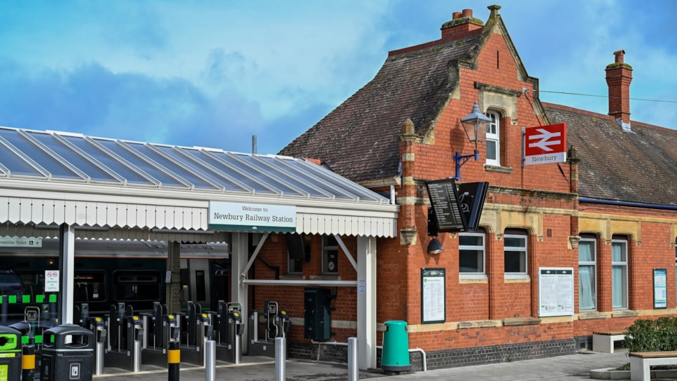 SWNS NEWBURY RAILWAY -45