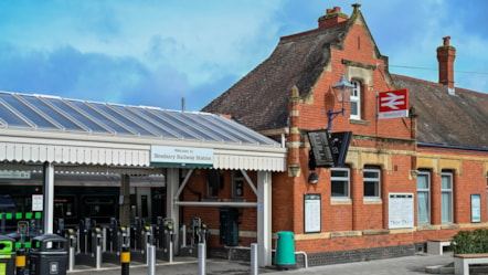 SWNS NEWBURY RAILWAY -45