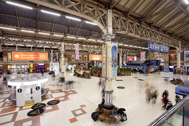 London Victoria central side concourse