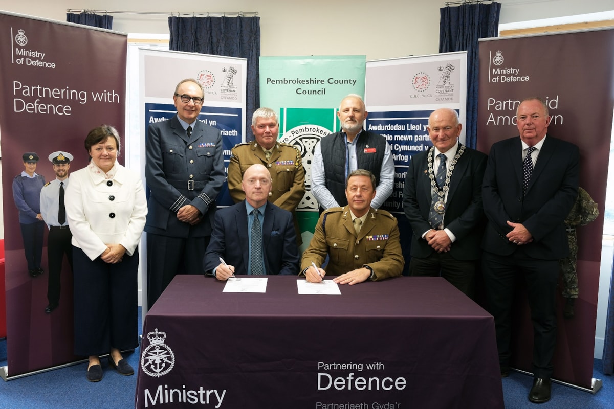 Armed forces covenant signing 1 - Cyfamod y Lluoedd Arfog yn llofnodi 1