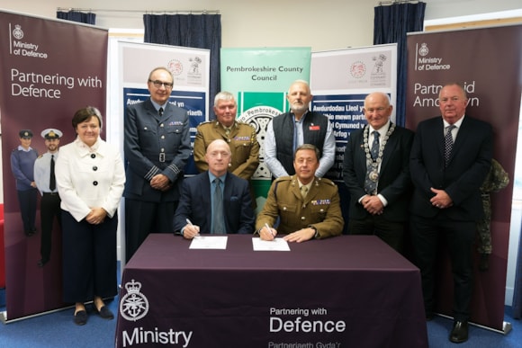 Armed forces covenant signing 1 - Cyfamod y Lluoedd Arfog yn llofnodi 1