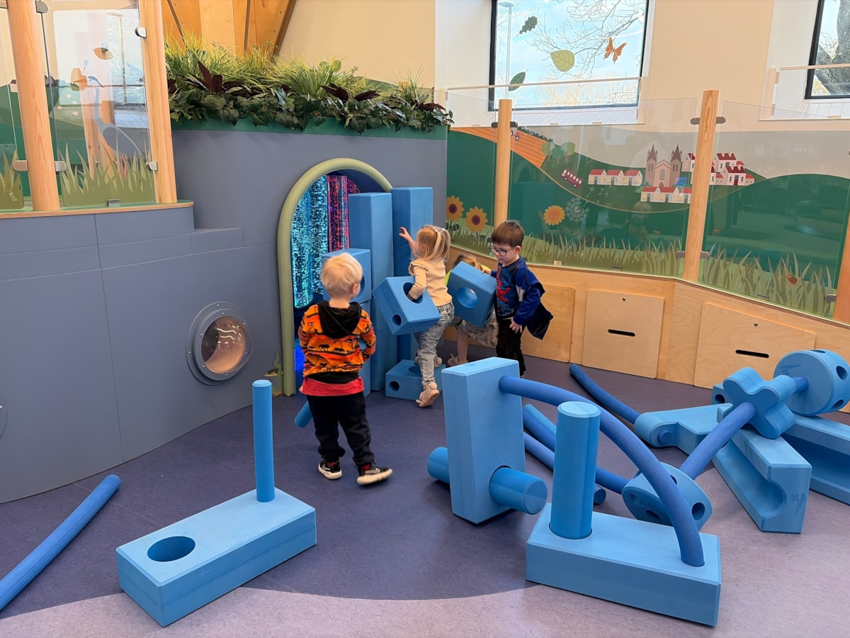 EY STEM Launch children building