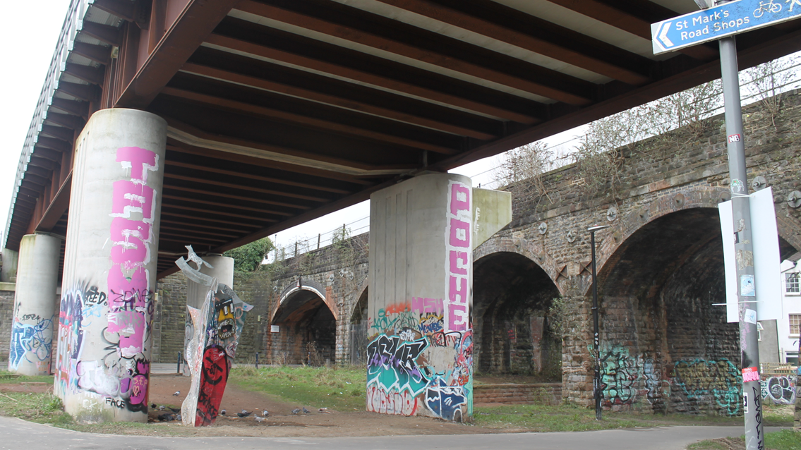 Community art scheme launched to tackle graffiti on the railway: Bristol FoxPark Graffiti