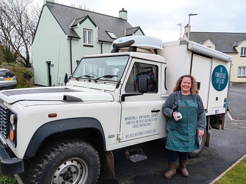 Claire Garland gyda'i land rover cacen gaws