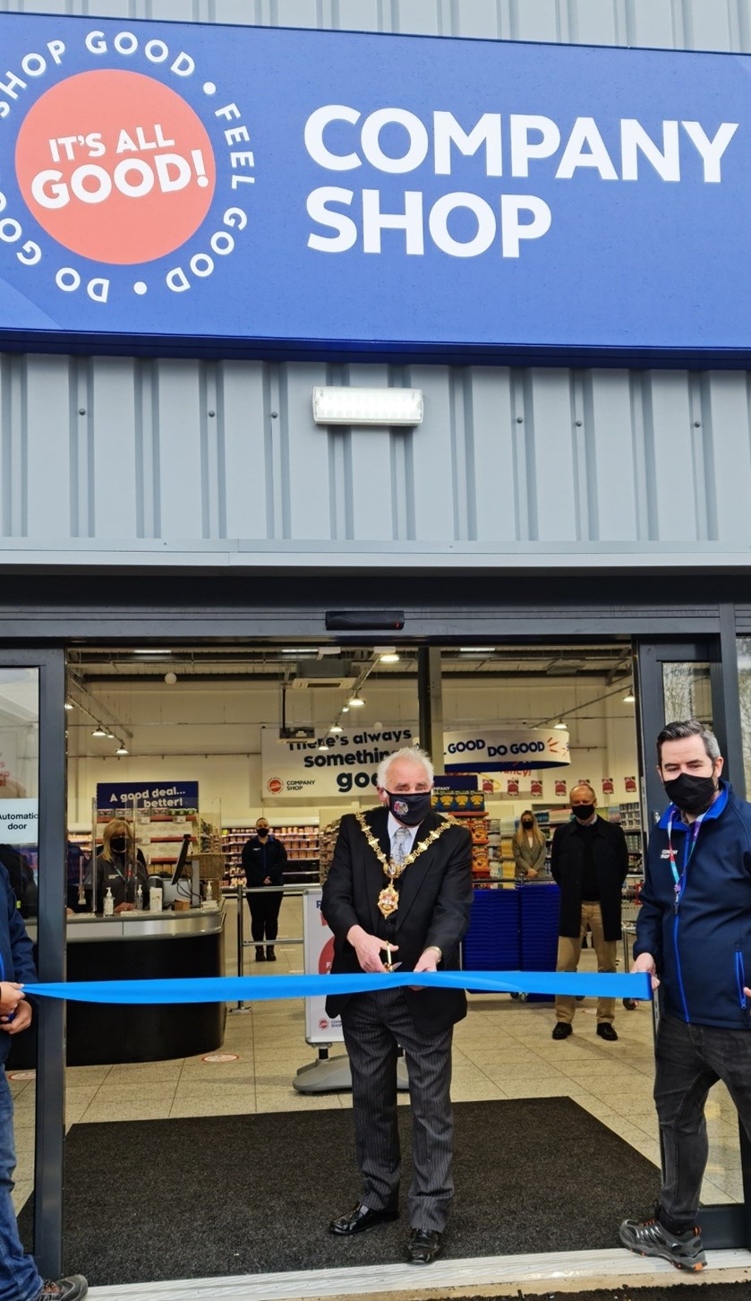 Mayor cuts ribbon to open shop