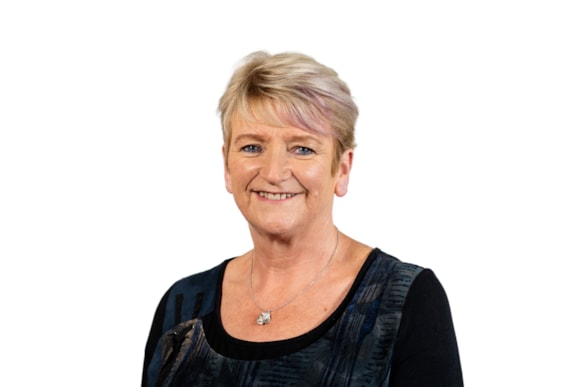 Carmarthenshire County Council welcomes new Leader: 29 06 2022 CyngorSirGar Cabinet 9352-Edit