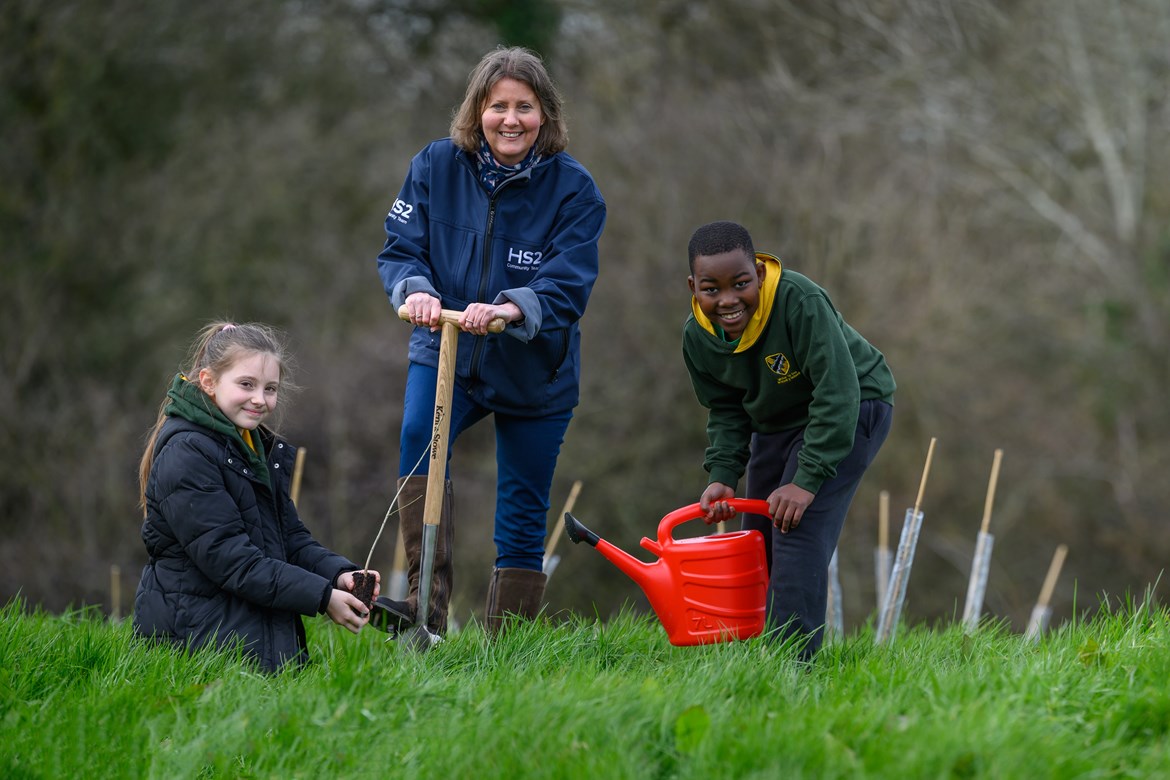 Warwickshire schools delight in receiving oak tree saplings from HS2: Water Orton Primary School pupils and a representative from HS2 planting donated oak saplings, March 2022