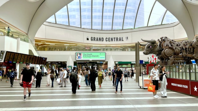 Passengers urged to plan ahead during hot weather and industrial action: Birmingham New Street concourse-3