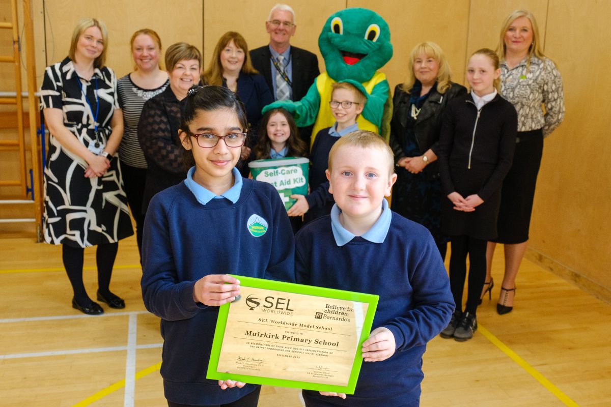 Lucas, Zaya, Armani, Devlin and Emily from Muirkirk Primary with Cllrs Cowan, Simmons and Lennox, Linda McAulayGriffiths, Head Teacher Mrs McLean and Alice from Barnardos