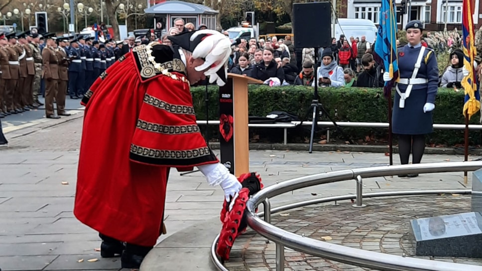 Mayor lays wreath