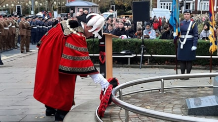 Mayor lays wreath