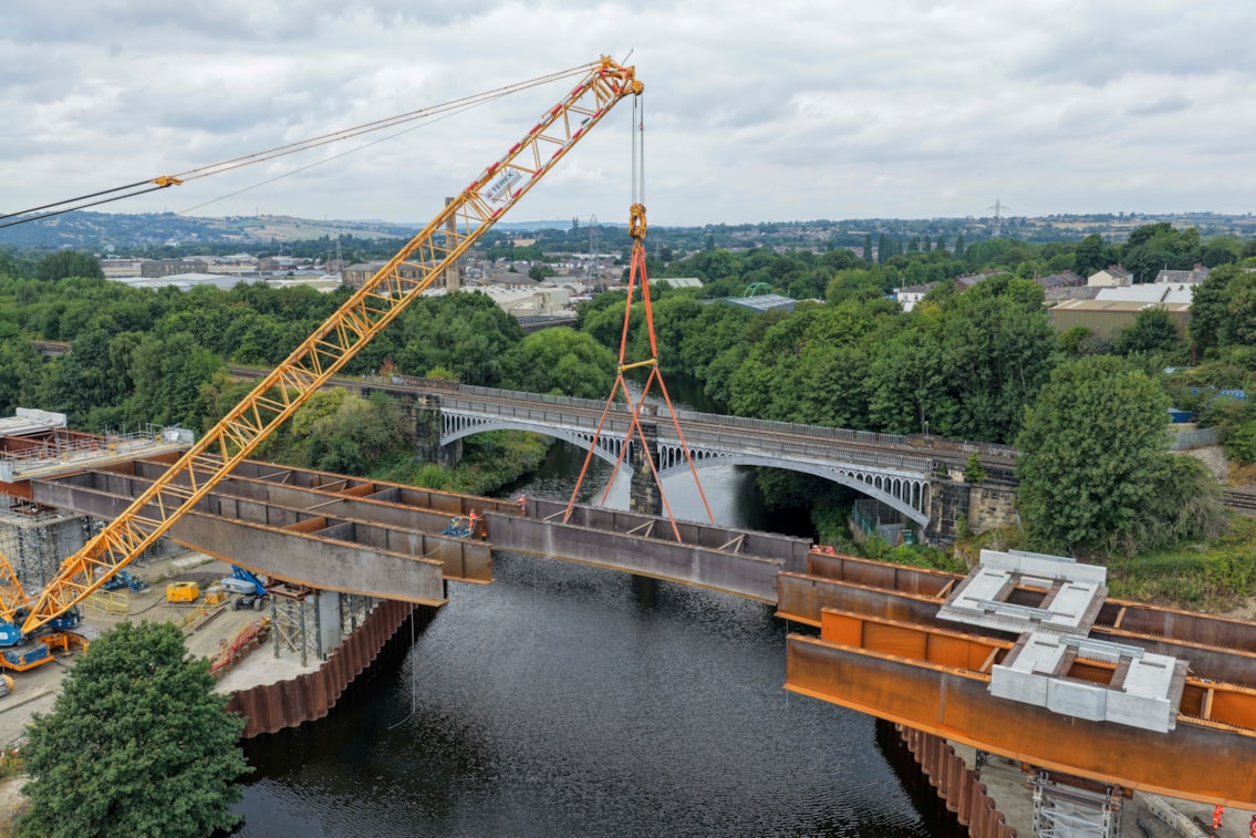 Ravensthorpe beam installation - River Calder