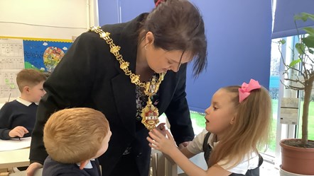 Mayor meets children from Caslon Primary school